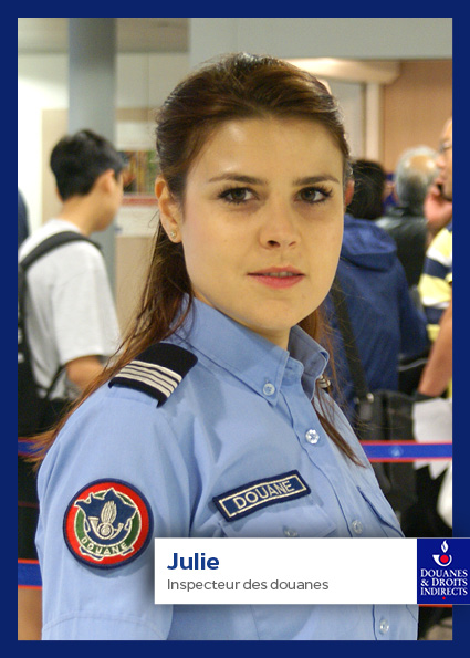 Portrait de Julie en uniforme, travaillant à la douane.