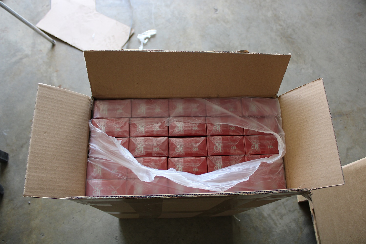 Près de 18 000 cartouches de cigarettes découvertes dans un chargement de  panneaux d'isolation