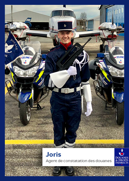 Portrait de Joris en uniforme des douanes.