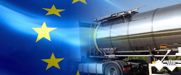 drapeau européen et camion citerne