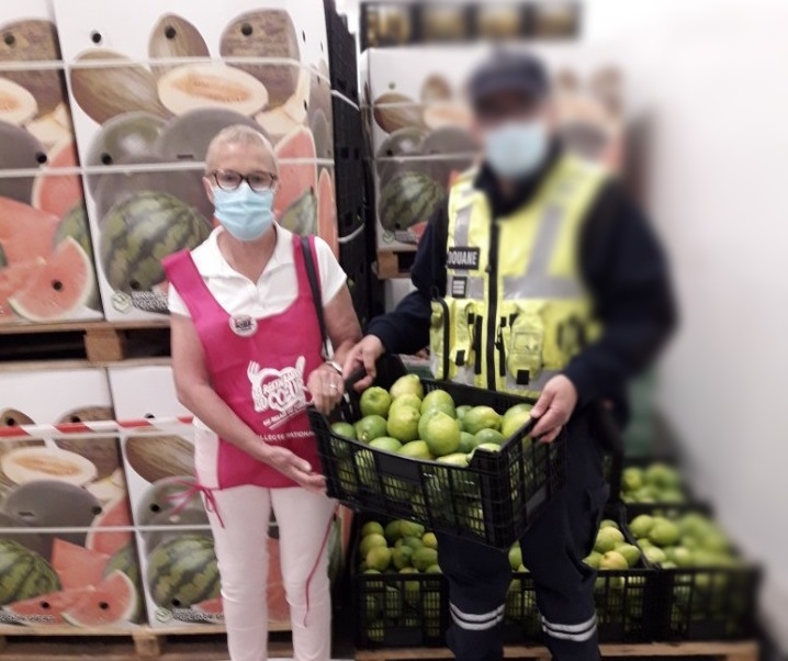 Plus de 20 tonnes de citrons, pêches, pastèques, prunes et abricots confisqués remis aux Restos du Cœur de Bourges par la brigade des douanes