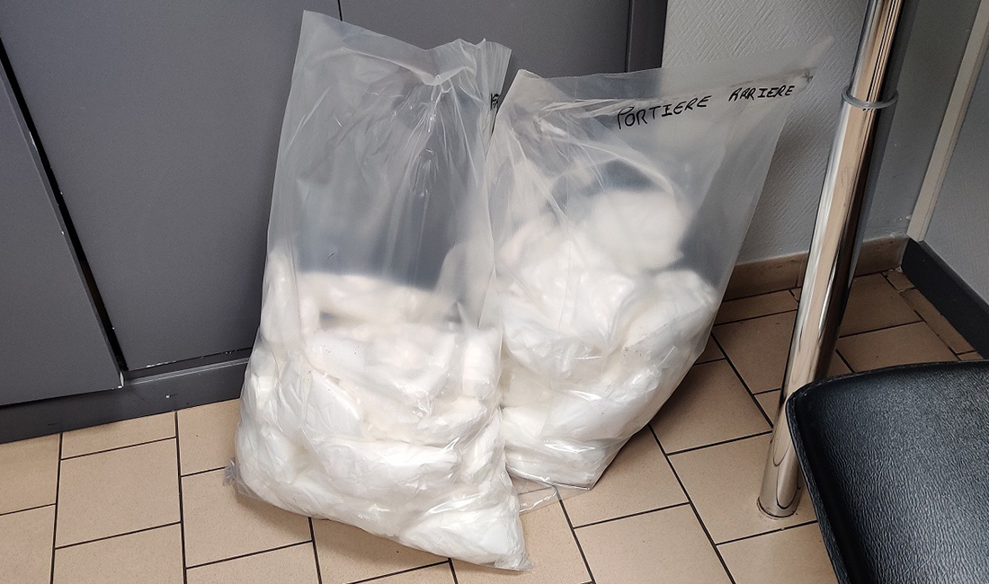 Les 46 paquets dans deux sacs en plastique pour un total de 46,9 kg de pâte d’amphétamine.